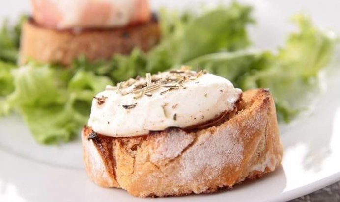 Горячие бутерброды с козьим сыром