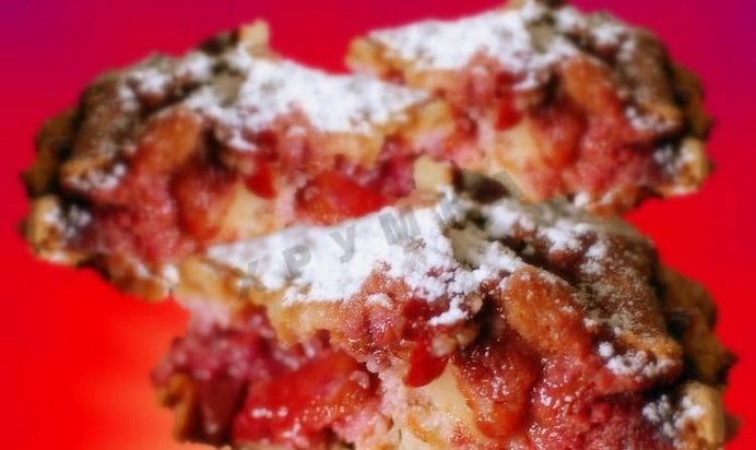 Шарлотка с клубникой