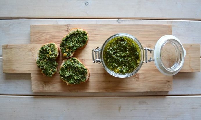 Песто из крапивы и фисташек