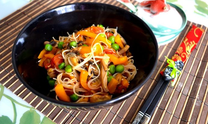 Рисовая лапша с овощами и соусом терияки