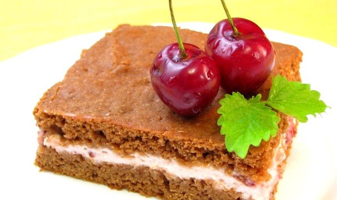 Шоколадное пирожное с творожно-вишневым кремом