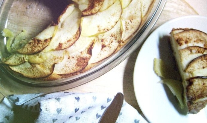 Шарлотка с корицей и яблоками