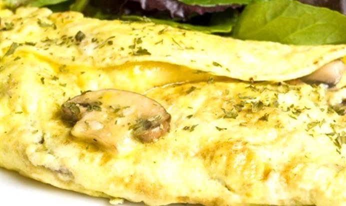 Нежный омлет с грибами и сыром