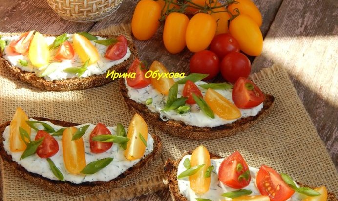 Тосты с чесночным соусом и помидорками