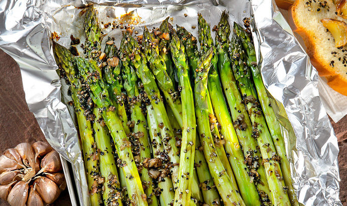 Спаржа с чесночными тостами и луково-уксусной заправкой