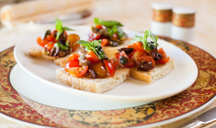Брускетта с помидорами и оливками