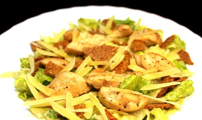 Диетический салат «Цезарь» с йогуртово-горчичной заправкой