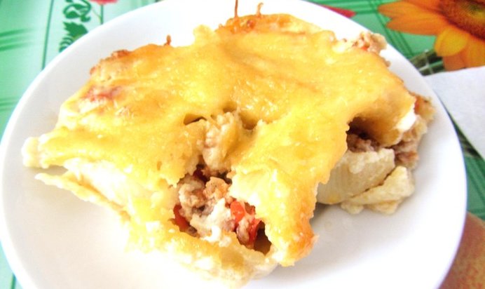 Каннеллони с курицей и грибами под соусом бешамель