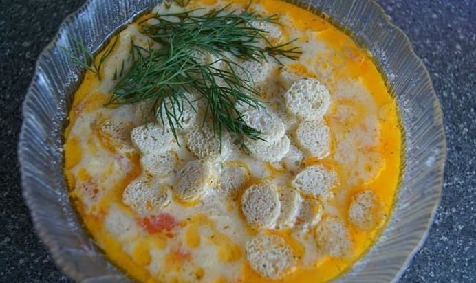 Сырный суп с сухариками и плавленым сыром