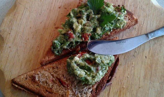 Авокадо на тостах