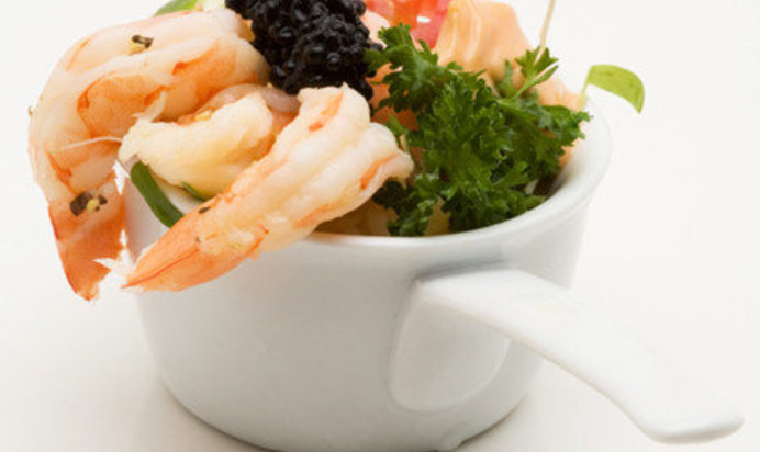 Салат цезарь с креветками и икрой