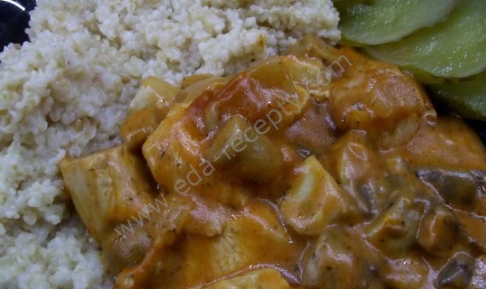 Гуляш из куриного филе с подливкой и шампиньонами