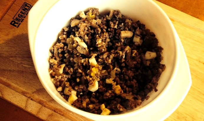 Гречневая каша с яйцами и грибами