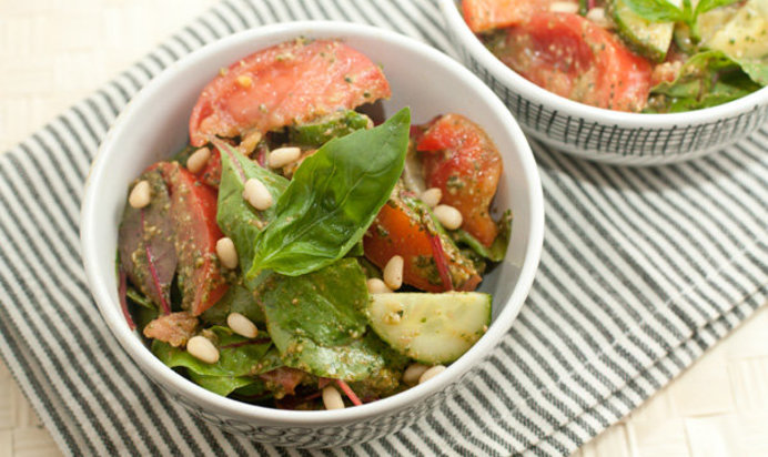 Овощной салат с песто