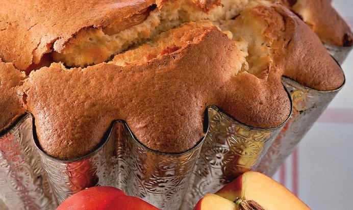 Шарлотка с персиками