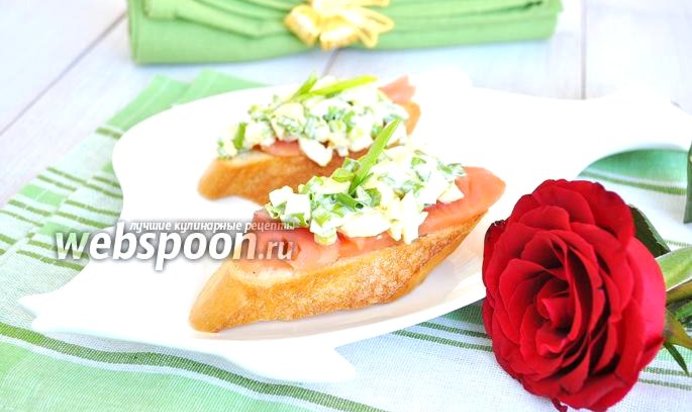 Брускетта со слабосолёным лососем и яичным салатом