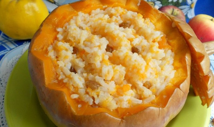 Рисовая каша с айвой в тыкве