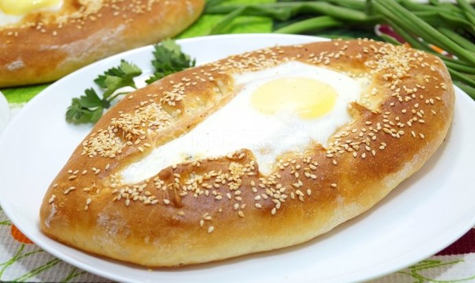 Хачапури с брынзой и яйцом