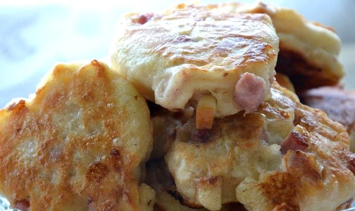 Оладьи с копченым сыром и колбасой