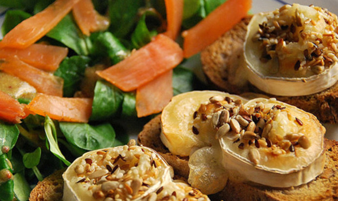 Брускетта с козьим сыром и медом