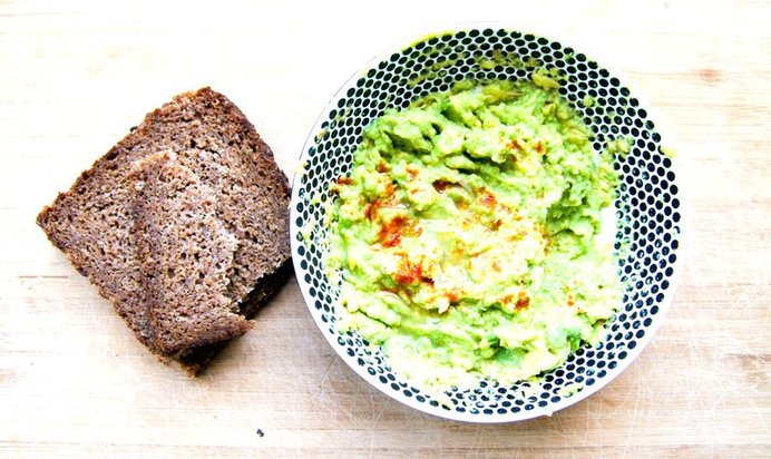 Тосты с пастой из авокадо