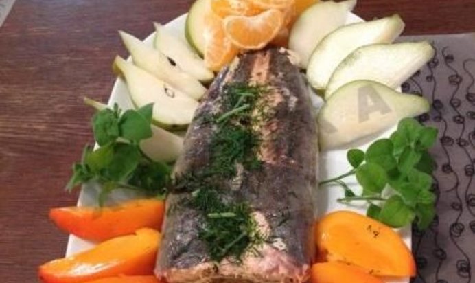 Рулет из горбуши фаршированный омлетом грибами и луком