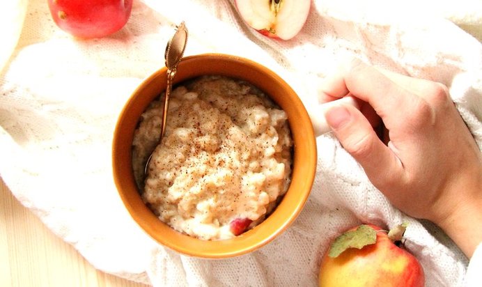 Овсяная каша с ванилью, яблоком и арахисовым маслом