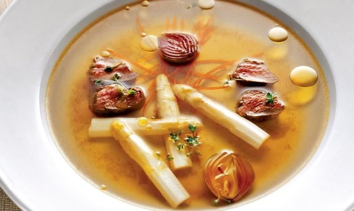 Бульон из артишоков с белой спаржей и филе ягненка
