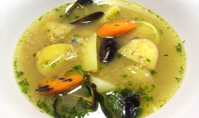 Уха из судака с беломорскими мидиями