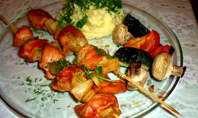 Куриный шашлык по‑домашнему с грибами и ананасами