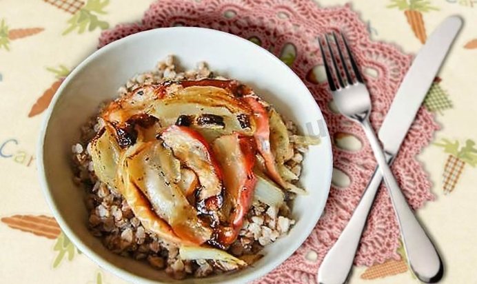 Гречневая каша с луково-яблочной пассеровкой