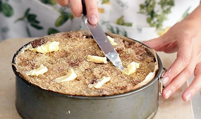 Шарлотка с яблоками и брусникой