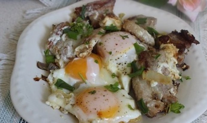 Яичница с луком и грудинкой