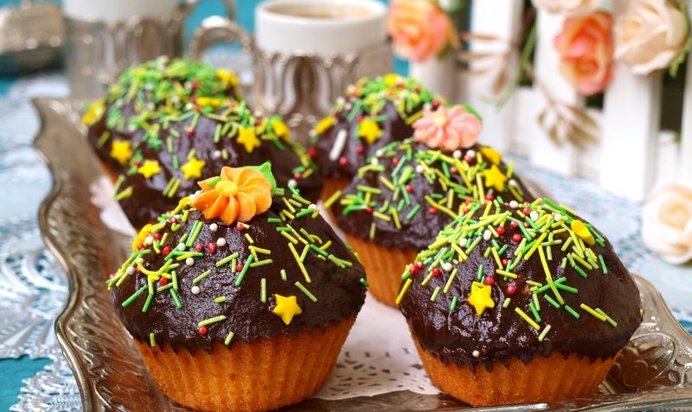 Кексы с ликёром и шоколадной глазурью