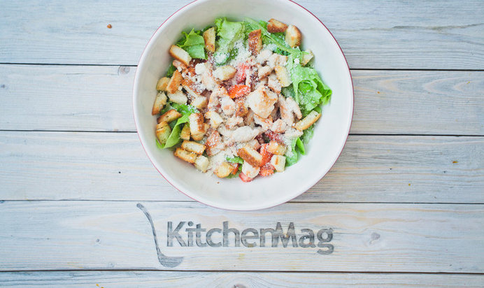 Классический салат цезарь с курицей за 25 минут