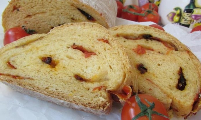 Томатный хлеб с вялеными помидорами
