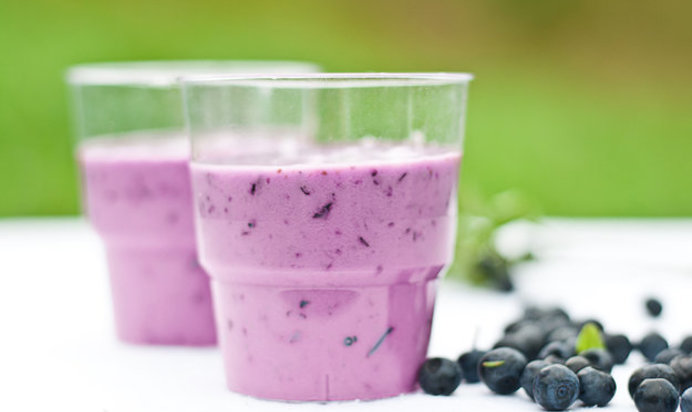 Молочный коктейль с черной смородиной