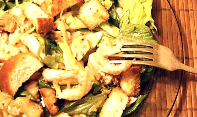 Салат «Цезарь» с курицей и креветками