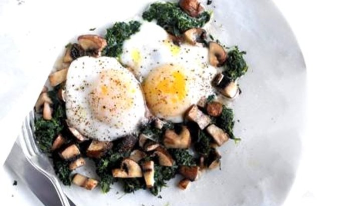 Яичница с грибами и шпинатом