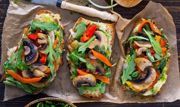 Горячие бутерброды с грибами, перцем и песто