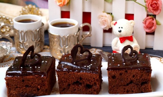 Шоколадные пирожные с заливкой