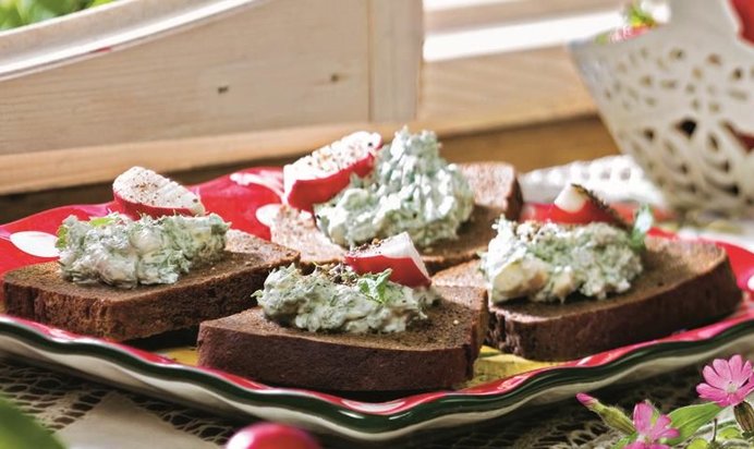 Теплые тосты с редиской и сметаной