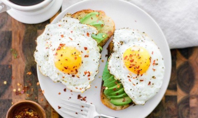 Тосты с авокадо и яйцом