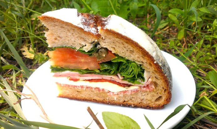 Пан-банья (Слоеный бутерброд в хлебе)