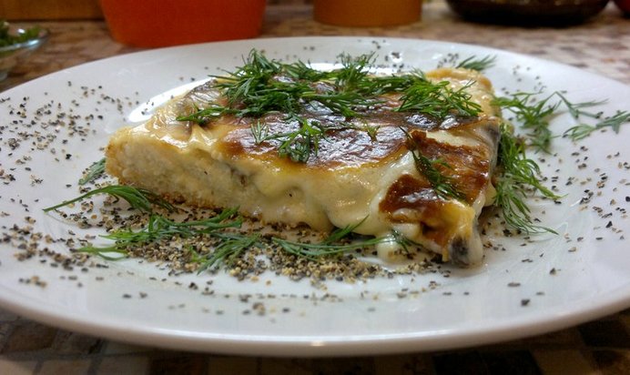 Рыбная запеканка из пикши с грибами под соусом бешамель