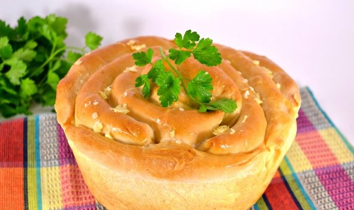 Греческий хлеб с начинкой из феты и оливок