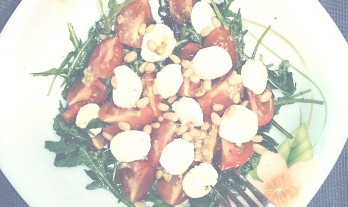 Капрезе с рукколой, песто и кедровыми орешками