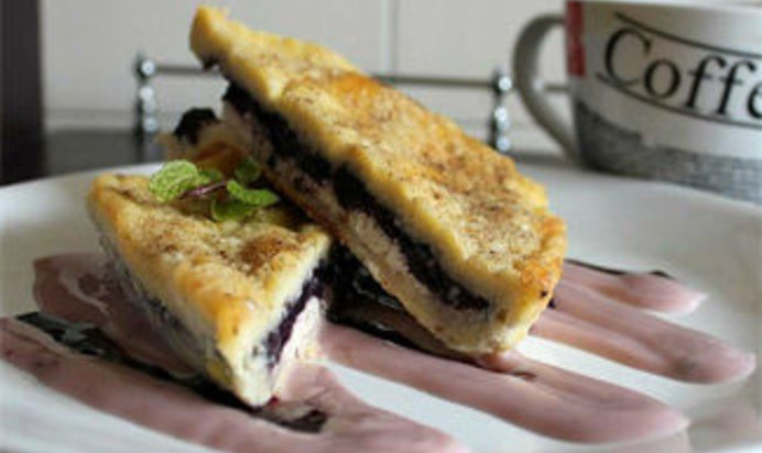 Французский тост с черникой и творожным сыром