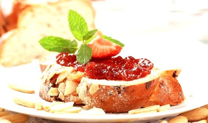 Миндальный пирожные с малиновым джемом