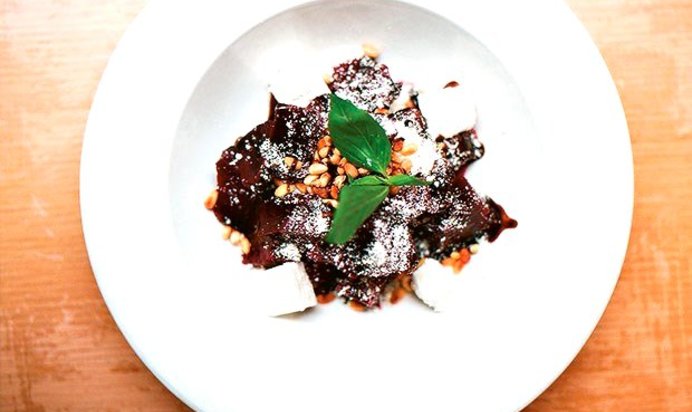 Салат из свеклы с соусом песто